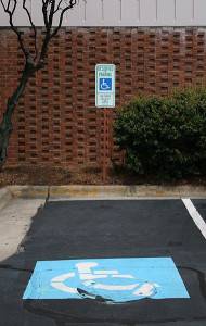 380px-2008-07-30_Misoriented_manhole_cover_in_a_handicapped_parking_space_at_UNC
